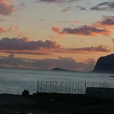 La Terrazza Sul Mare Appartamento Con Terrazza Vicino Aereoporto&Mare Sicilian Vintage Style Beach House 招待所 3*