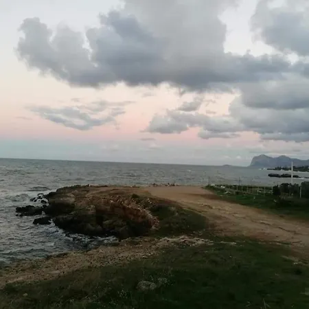 La Terrazza Sul Mare Appartamento Con Terrazza Vicino Aereoporto&Mare Sicilian Vintage Style Beach House 招待所 3*